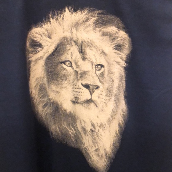Navy blue graphic tee. Lion graphic. Size Large. - Picture 2 of 7